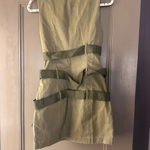 Green Sleeveless Belted Dress - Picture 5 of 5